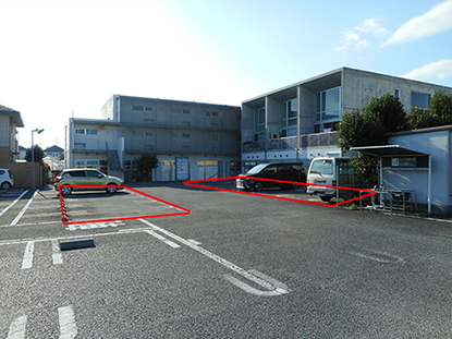 両サイドの駐車スペースが当院の駐車場です。